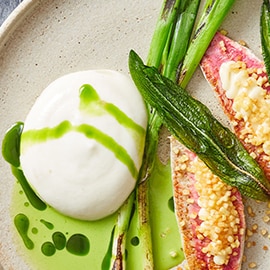 Rode mul met gerookte aardappelpuree, krokante aardappel en citrus mayonaise Rode mul met gerookte aardappelpuree, krokante aardappel en citrus mayonaise
